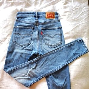 Levi's 721 High Rise Jeans